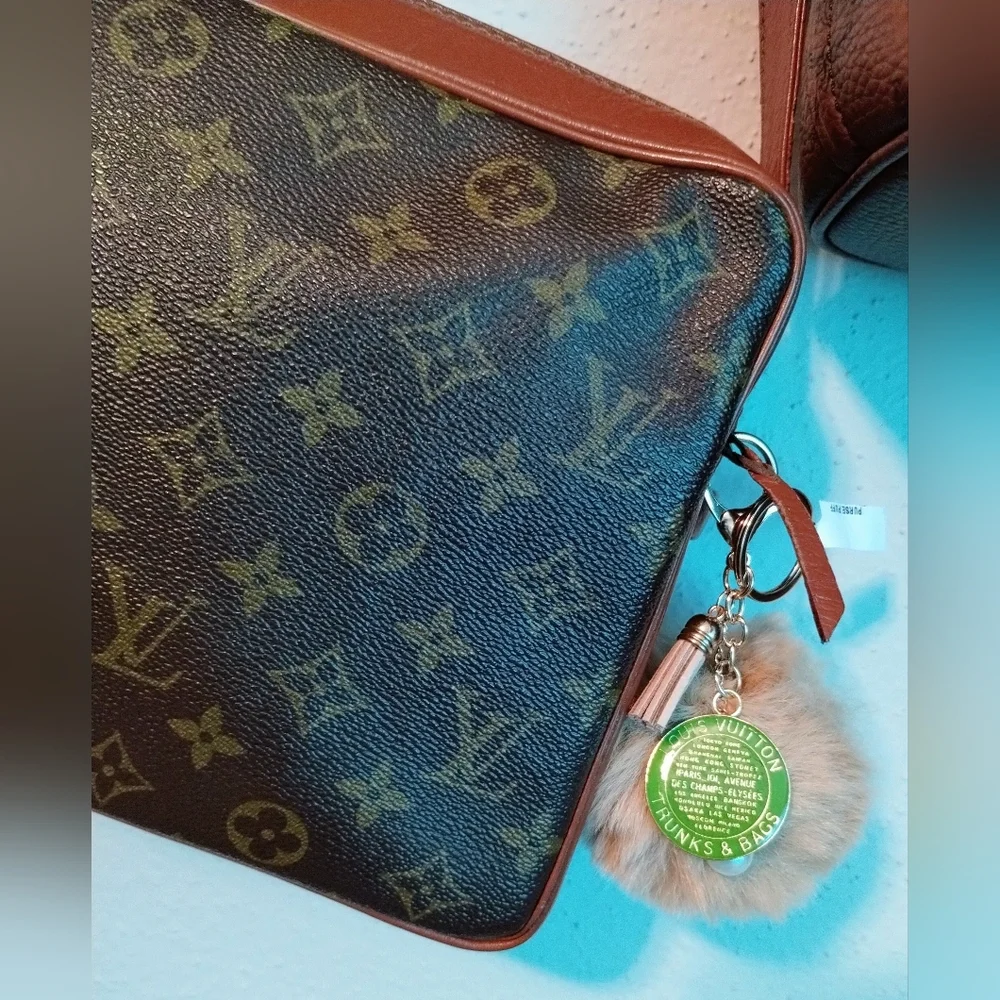 Louis Vuitton Zipper Pull Double Sided - Picture 2 of 5